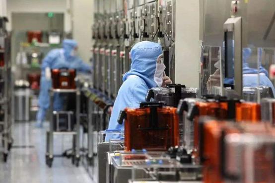 晶圆厂扩产热潮推动洁净室工程行业景气攀升，市场竞争白热化下网络工程同步受益